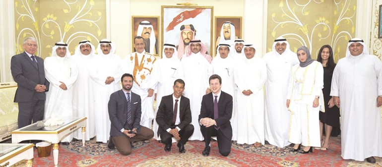 الشيخ د احمد ناصر المحمد متوسطا اسماعيل ولد الشيخ احمد وعددا من الحضور﻿