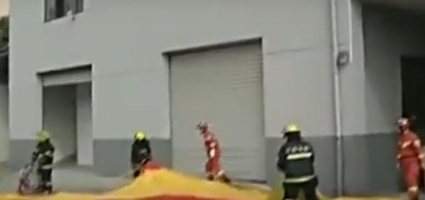 بالفيديو..  أراد الانتحار.. فأصيب بـ«ضربة شمس» 