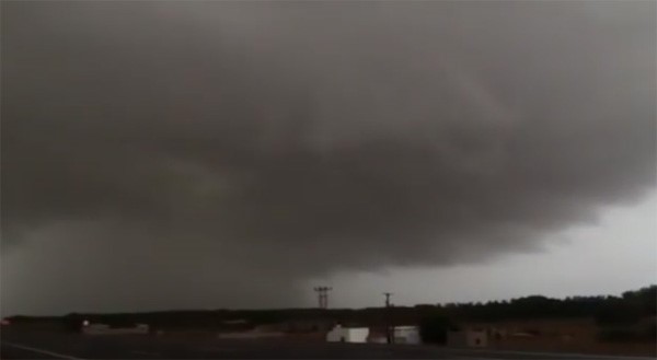 بالفيديو .. شاهد سحب سوداء مصحوبة بامطار غزيرة وصواعق رعدية تهطل على منطقة جازان 