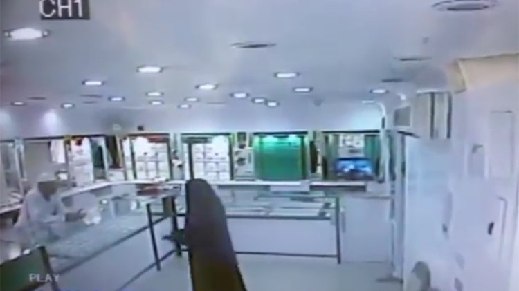 بالفيديو.. شاهد امرأة مسلحة تسطو على محل ذهب بالسعودية 