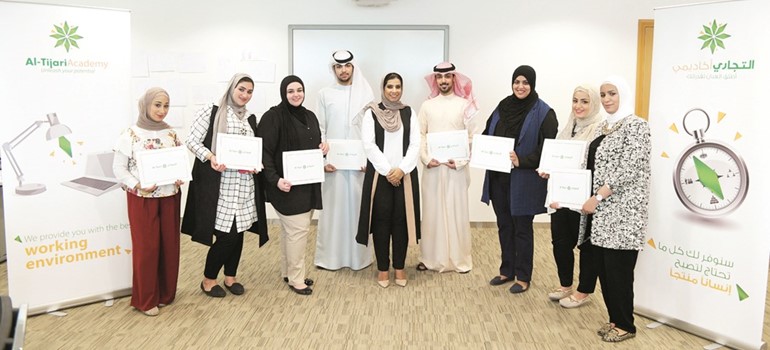 الطلبة الخريجون بعد اختتامهم البرنامج التدريبي