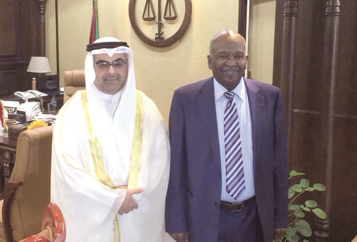 رئيس القضاء السوداني حيدر احمد دفع الله خلال اجتماعه مع السفير طلال منصور الهاجري