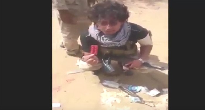 بالفيديو.. مقاتلو الحوثي يتناولون حبوب منع الحمل