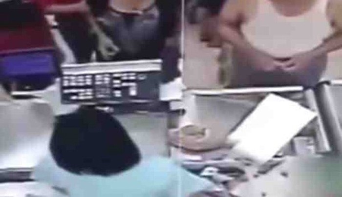 بالفيديو..انتحار موظفة كاشير بعد تعرضها للضرب من الزبائن