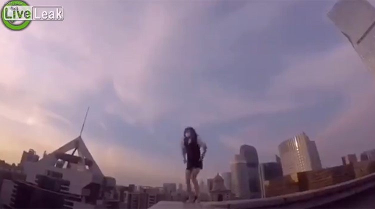 بالفيديو.. شاهد يابانيون يقومون بتمارين الصباح من فوق اعلى ناطحات السحاب!