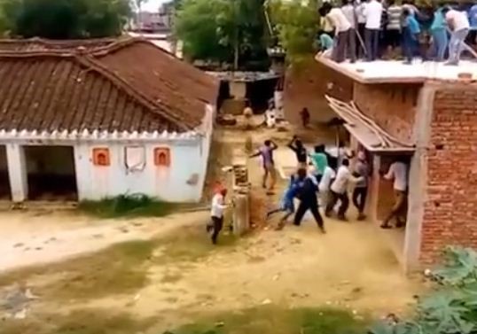 بالفيديو..  فهد يجتاح قرية هندية ويصيب 10 من سكانها