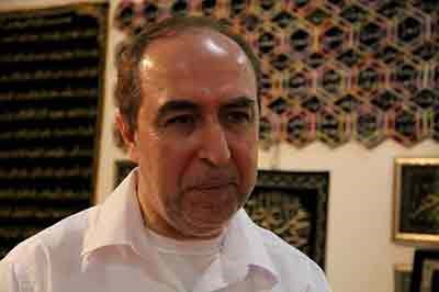 بالصور.. خطاط سوري يرفض بيع مصحف يملكه بمليوني دولار ويكشف السبب !
