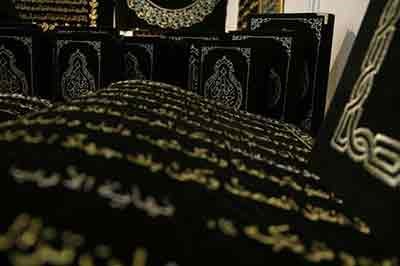 بالصور.. خطاط سوري يرفض بيع مصحف يملكه بمليوني دولار ويكشف السبب !