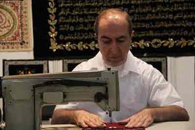 بالصور.. خطاط سوري يرفض بيع مصحف يملكه بمليوني دولار ويكشف السبب !