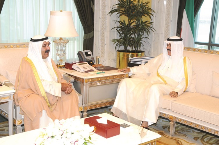 سمو ولي العهد الشيخ نواف الاحمد مستقبلا الشيخ ناصر صباح الاحمد﻿