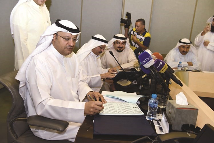 دعلي العبيدي خلال توقيع العقد ريليش كومار