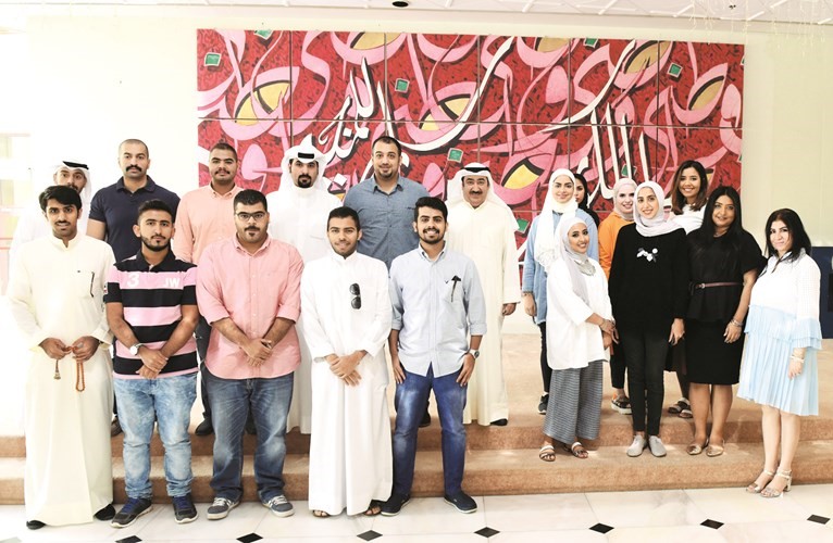 الزميل سعد العلي متوسطا الطلبة الجامعيين المشاركين في البرنامج التدريبي﻿