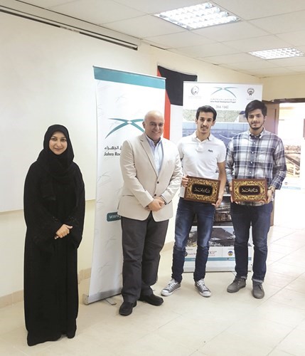 الطلبة الزائرون للمشروع