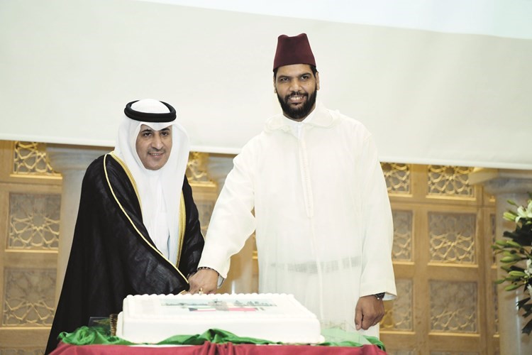 السفير عزيز الديحاني والمهدي الرامي يقطعان قالبا من الحلوى﻿