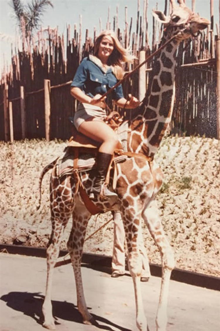 نشرت فتاة صورة على مواقع التواصل الاجتماعي لخالتها وهي تركب زرافة عام 1972