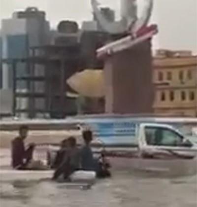 بالفيديو.. شاهد ماذا فعل شباب لعبور الشارع ملئ بمياه الأمطار والسيول