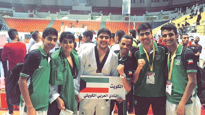 البطل الذهبي عبدالمحسن درويش محتفلا بالانجاز مع زملائه﻿