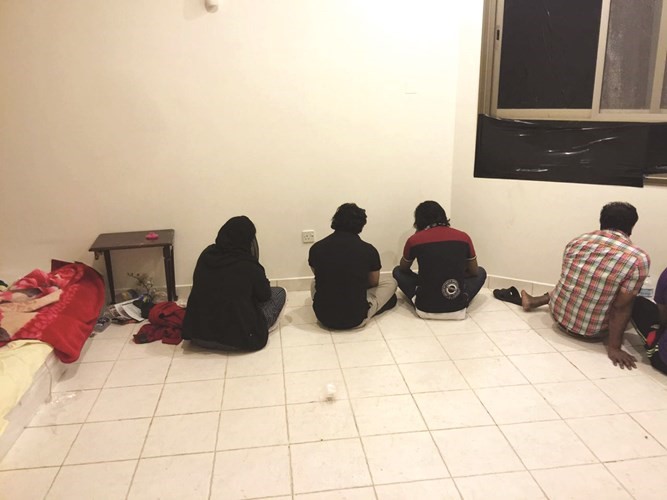 الوافدون الموقوفون في مصنع الخمور