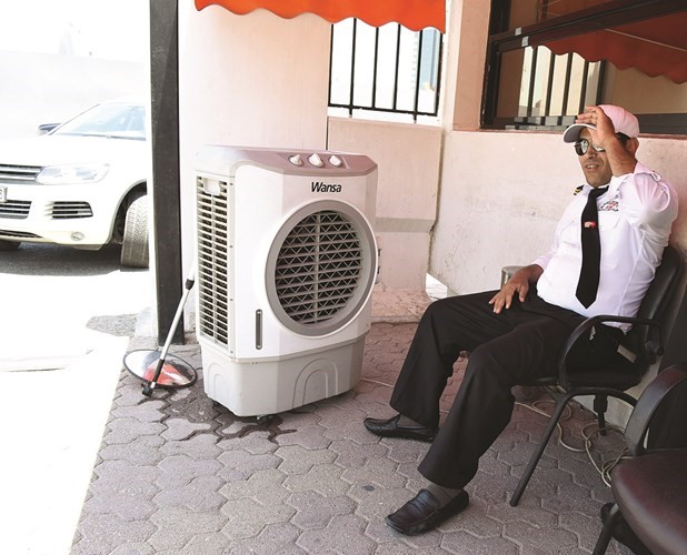 احد الاشخاص يكاد يلتصق بالتكييف هربا من حرارة الجو احمد علي