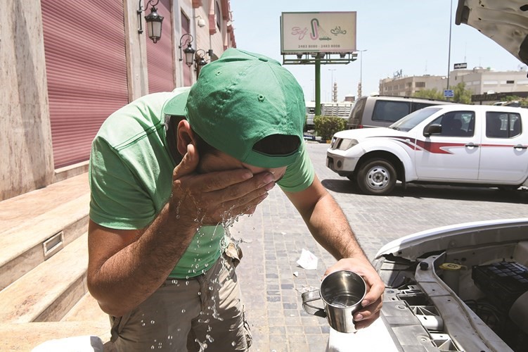 واخر يبلل وجهه بالمياه من شدة الحرارةمحمد هاشم