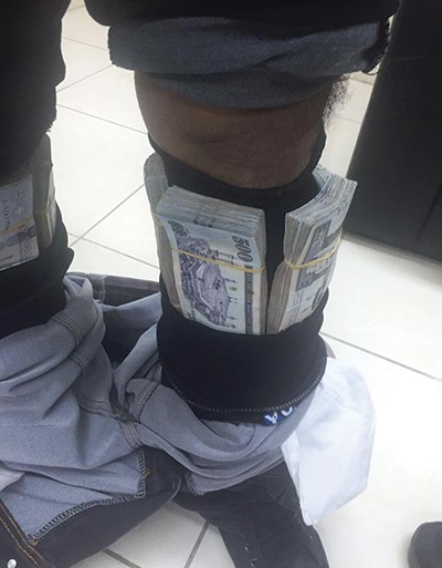 بعض الريالات مخباة في حذائه وحول قدميه
