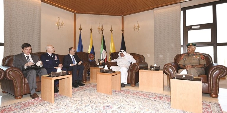 الشيخ خالد الجراح مستقبلا السفير الاميركي دوغلاس سيليمان ﻿
