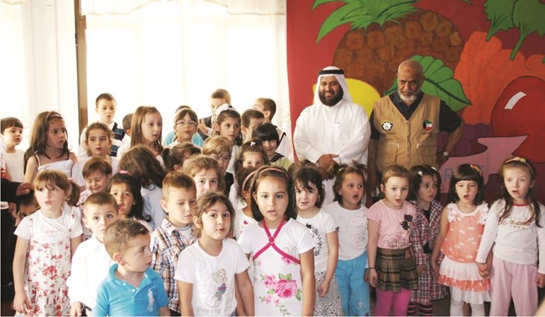 محمد الخالدي مع عدد من الايتام الذين تكفلهم الجمعية