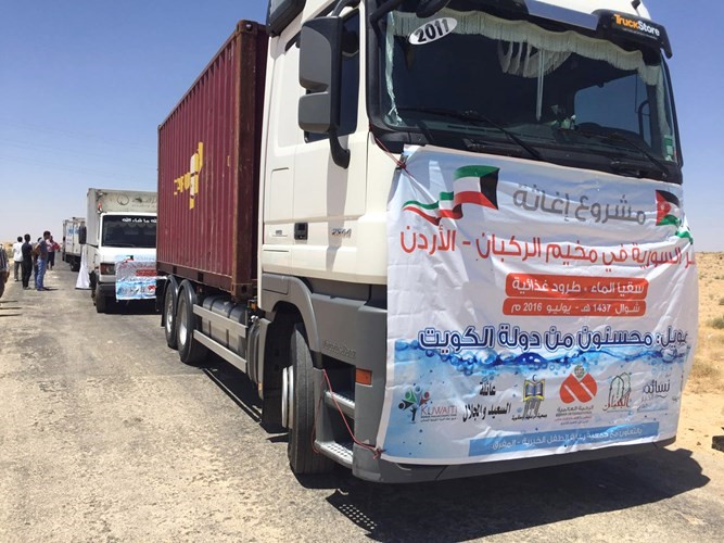 الشاحنات تنقل الطرود الغذائية المقدمة من اهل الخير