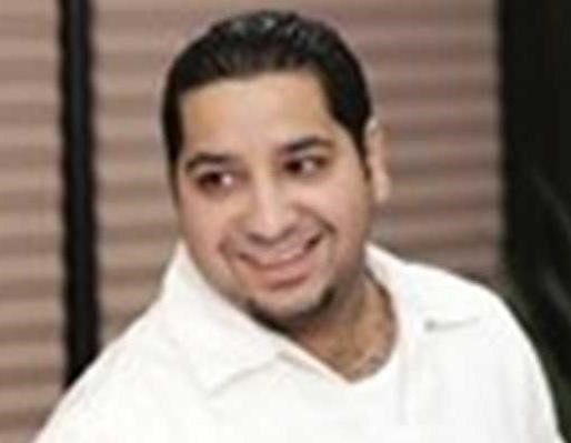 بالفيديو.. مذيع كويتي يسقط في حوض سباحة على الهواء