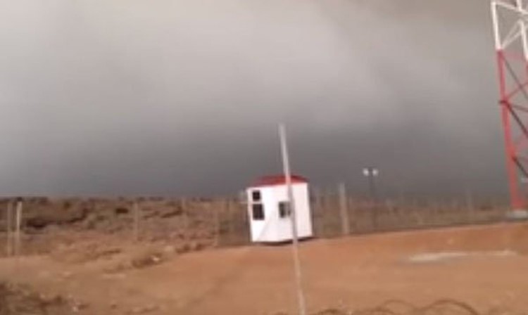 بالفيديو.. سعودي ينجو من صاعقة كادت تودي بحياته اثناء تصويره