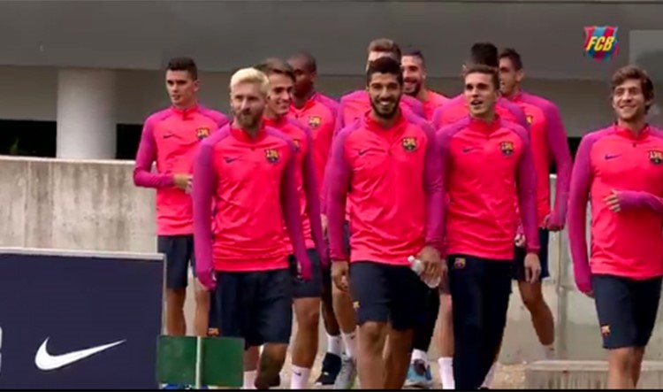 بالفيديو.. شاهد تدريبات فريق برشلونة المثيرة للضحك واللاعبون يتساقطون أرضا
