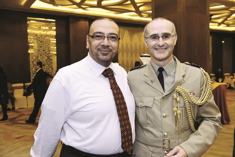 الملحق العسكري البريطاني فينلاي ماكلين مع الزميل اسامة ديابانور الكندري