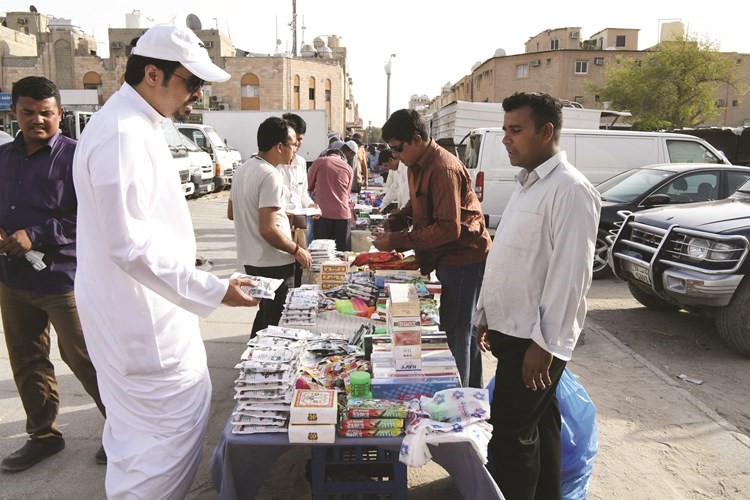 الزميل مشاري المطيري يساوم احد الباعة في السوق العشوائي﻿