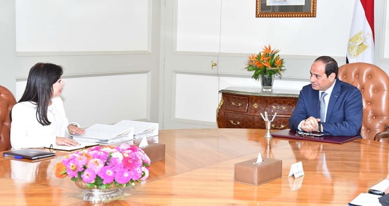 الرئيس المصري عبدالفتاح السيسي ملتقيا وزيرة الاستثمار داليا خورشيد