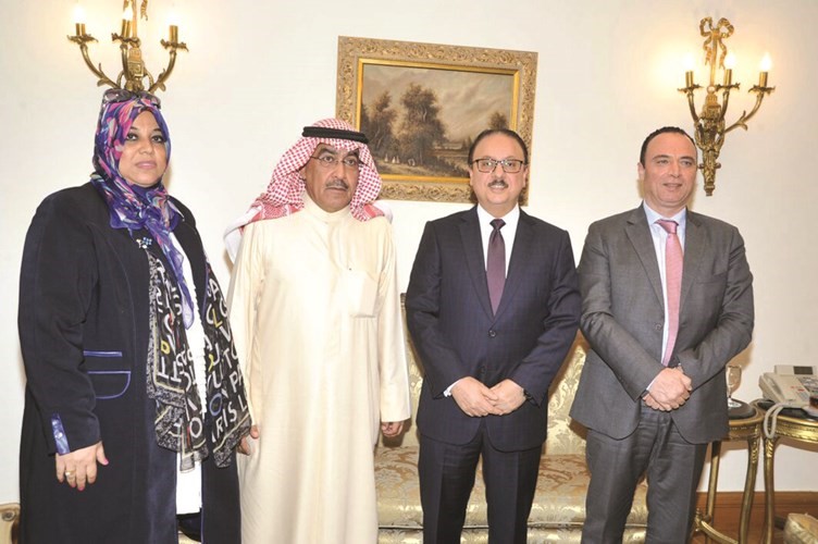الوزير مياسر القاضي متوسطا نائب رئيس اتحاد الصحافيين العرب عدنان الراشد والمدير التنفيذي لشركة نوف اكسبو الكويتية مجدي صبري والزميلة هناء السيد