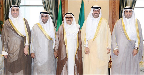 صاحب السمو الامير الشيخ صباح الاحمد مستقبلا رئيس واعضاء مجلس مفوضي هيئة اسواق المال