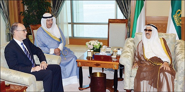 صاحب السمو مستقبلا السفير الاميركي دوغلاس سيليمان