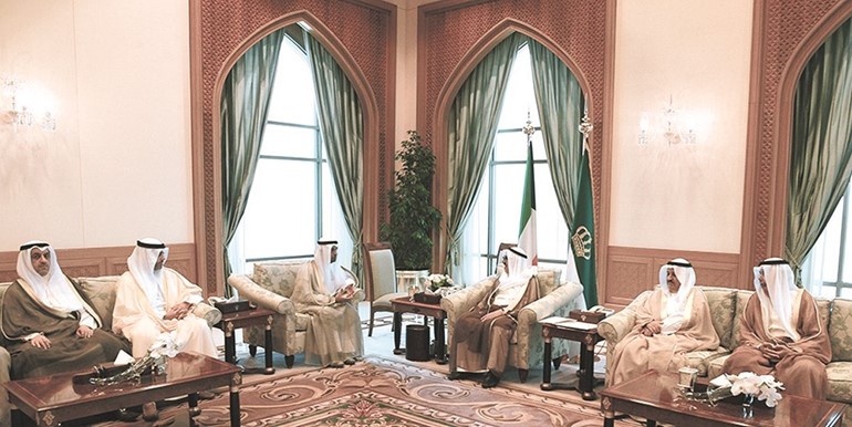 صاحب السمو الامير الشيخ صباح الاحمد مستقبلا رئيس واعضاء مجلس مفوضي هيئة اسواق المال﻿