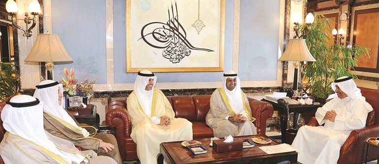 سمو رئيس مجلس الوزراء الشيخ جابر المبارك مستقبلا رئيس واعضاء مجلس مفوضي هيئة اسواق المال﻿