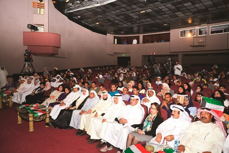 جانب من الحضور في مسرح الدسمةشانافاس قاسم