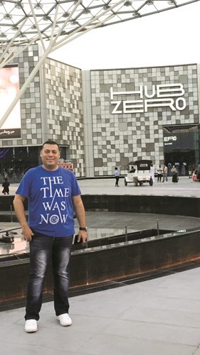 الزميل محمود فاروق خلال جولته في المجمع الترفيهي العالمي هب زيرو بمنطقة سيتي ووك