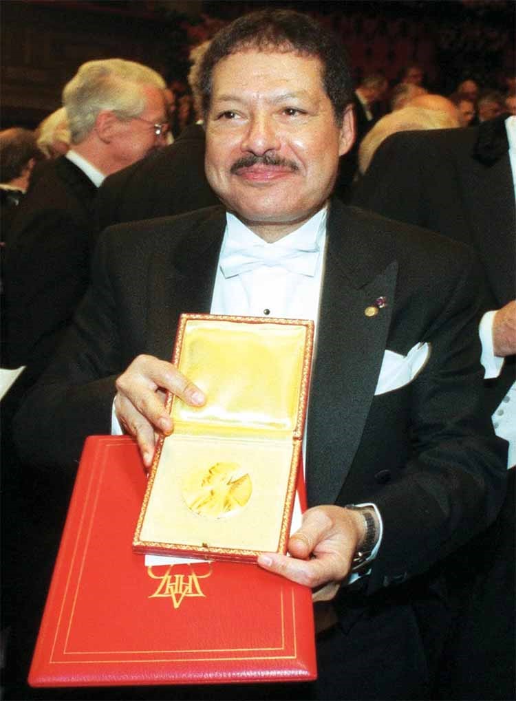 الراحل داحمد زويل حاملا جائزة نوبل في الكيمياء عام 1999