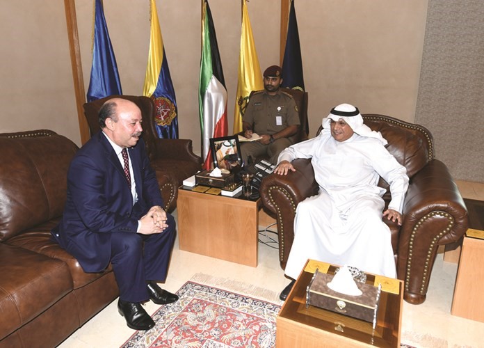 الشيخ خالد الجراح مستقبلا السفير الجزائري عبدالحميد عبداوي