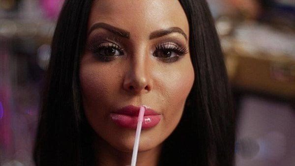 بالصور.. انتقامًا من أمها.. فتاة تجري 15 عملية تجميل كي لا تشبهها