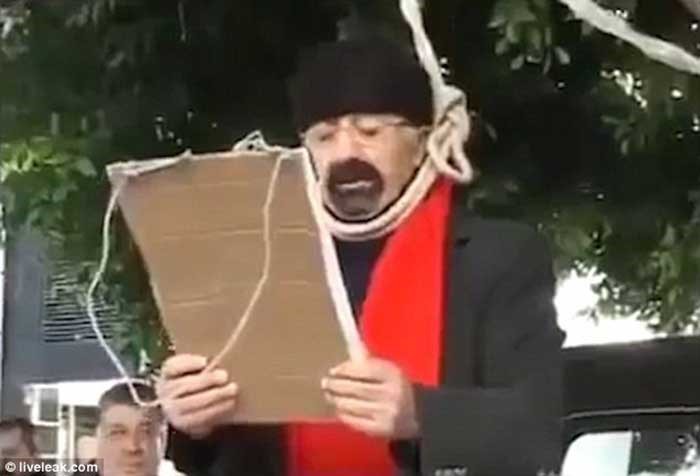 بالفيديو..تركي يحتج بشنق نفسه أمام المارة