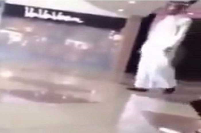 بالفيديو.. شاب حاول مغازلة فتيات بإلقاء رقم جواله عليهن.. لكن العقاب يأتي سريعاً