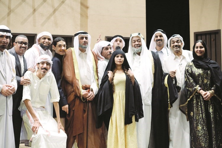 ريما تتوسط نجوم مسرحية البيدار