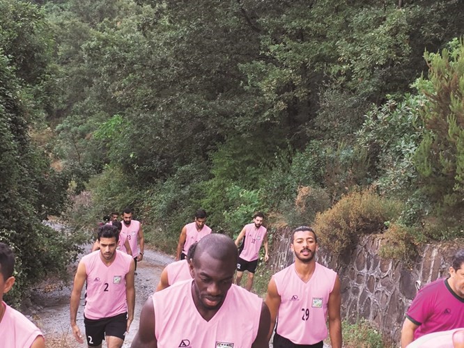 لاعبو العربي خلال التدريب في الجبال﻿