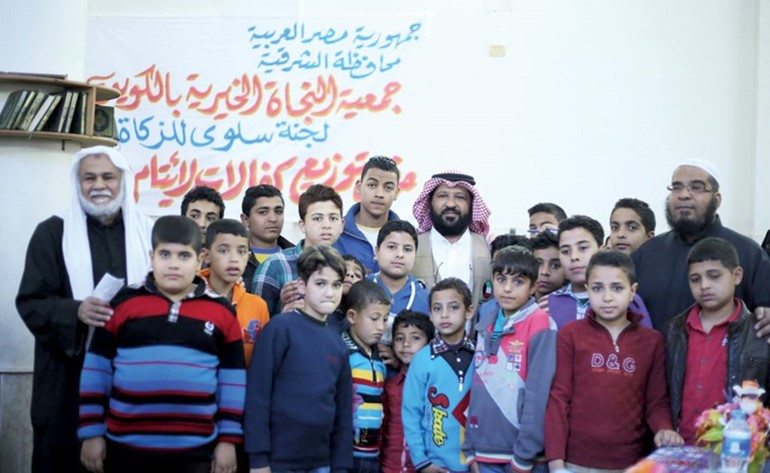 الخالدي يتوسط الايتام في مصر