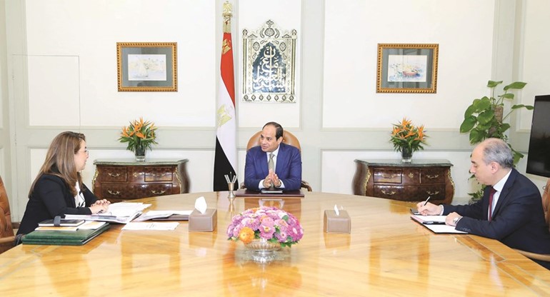 الرئيس عبدالفتاح السيسي مجتمعا بوزيرة التضامن الاجتماعي غادة والي